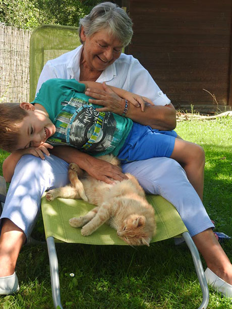 Ilse Schmidt mit Enkel Marcel und Kater Felix